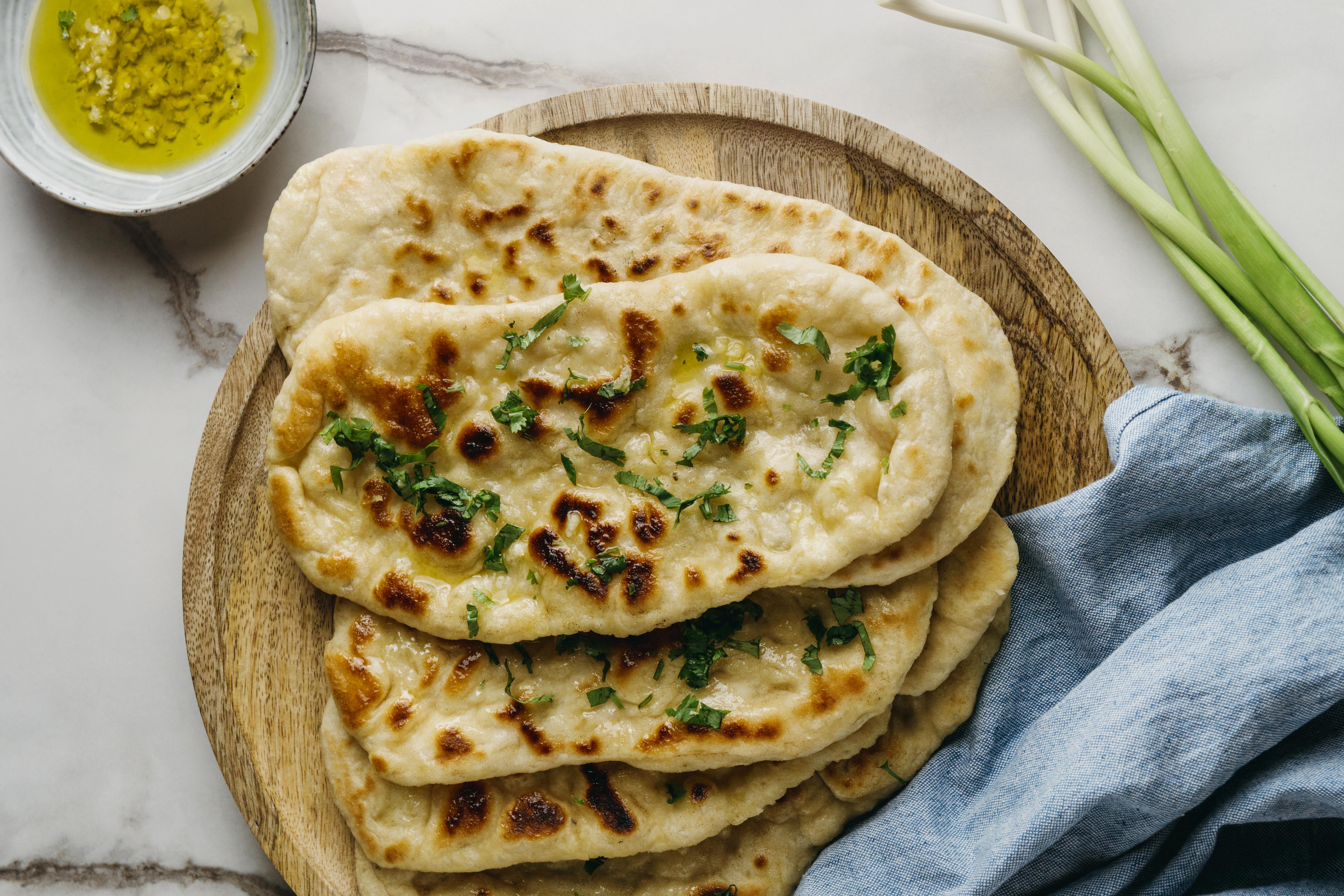 Jak zrobić pyszny chlebek naan w domu? Przepis i poradnik krok po kroku